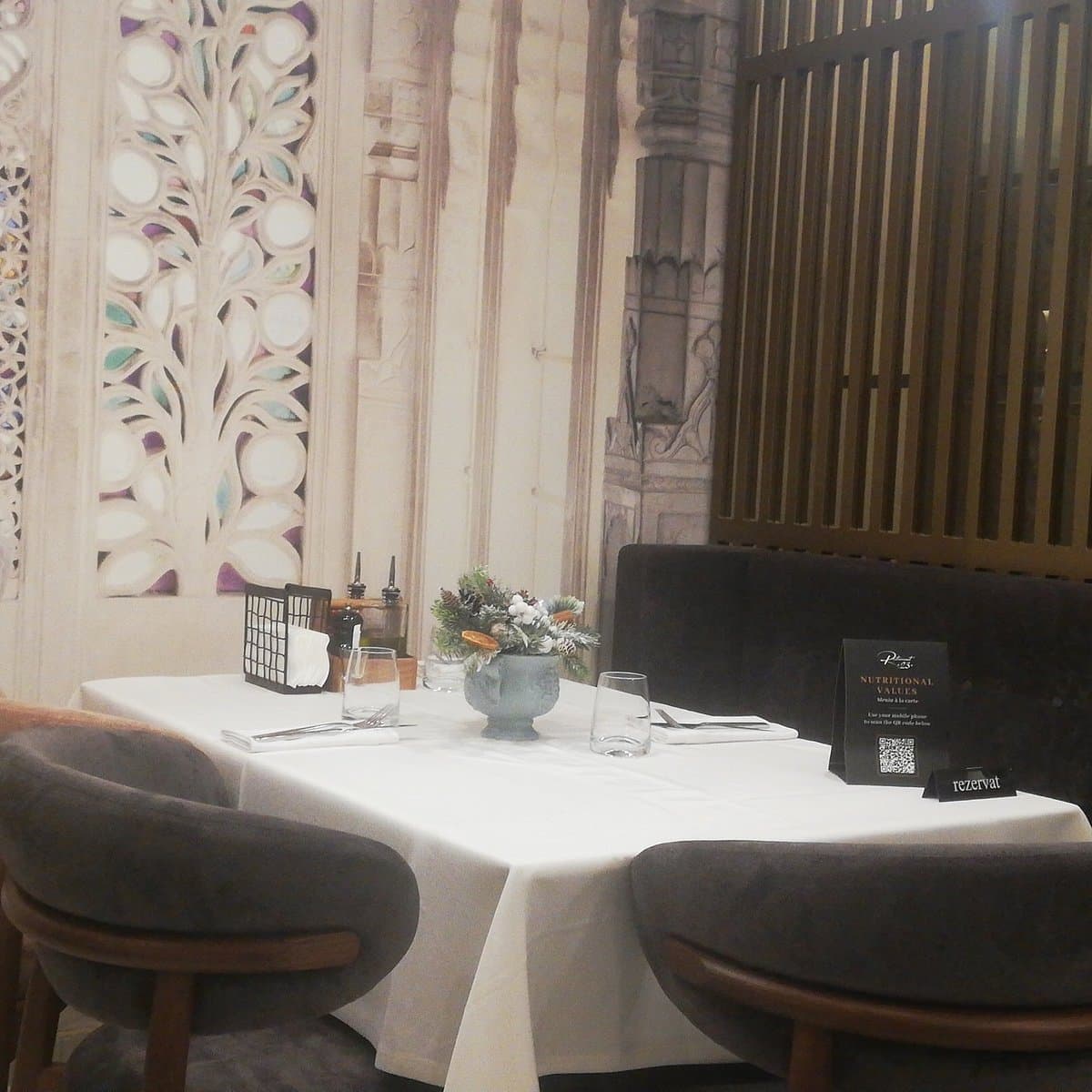 Masă aranjată elegant, cu decor de sezon, în sala restaurantului
