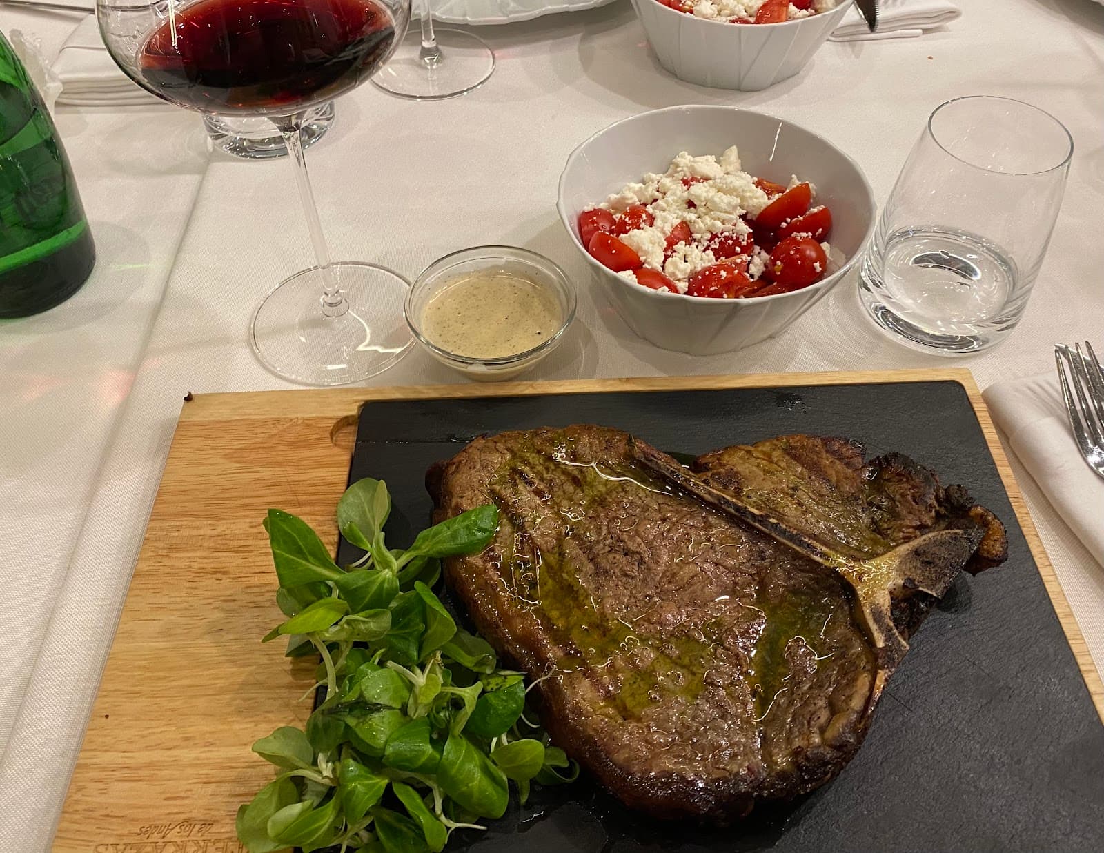 Antricot de vită la grătar servit cu salată de sezon