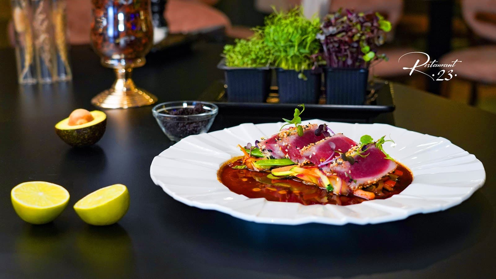 Tataki de ton cu susan negru și avocado, preparat semnătură Restaurant 23