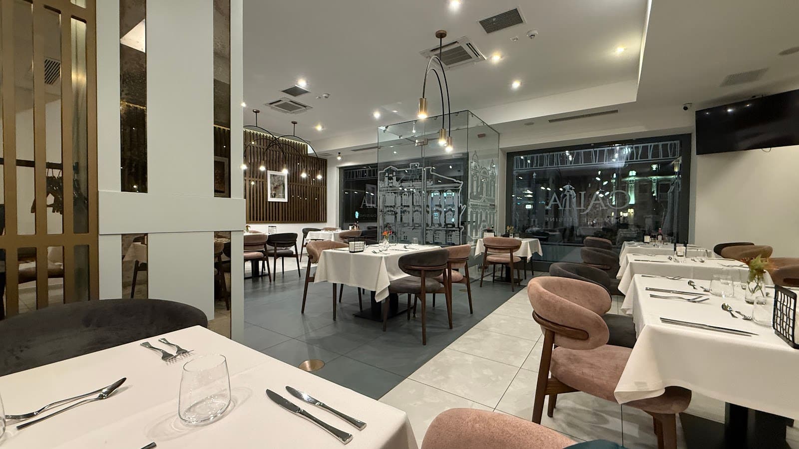 Sala de mese elegantă a restaurantului ·23· din Piața Sfântul Gheorghe, Timișoara
