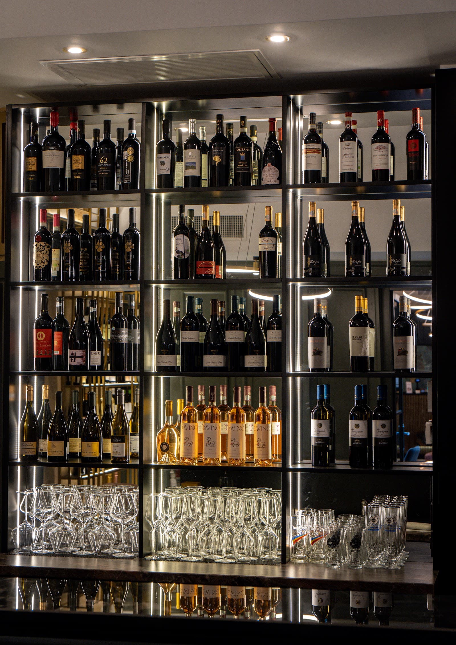 Vinoteca Restaurant 23, cu peste 150 de etichete de vin